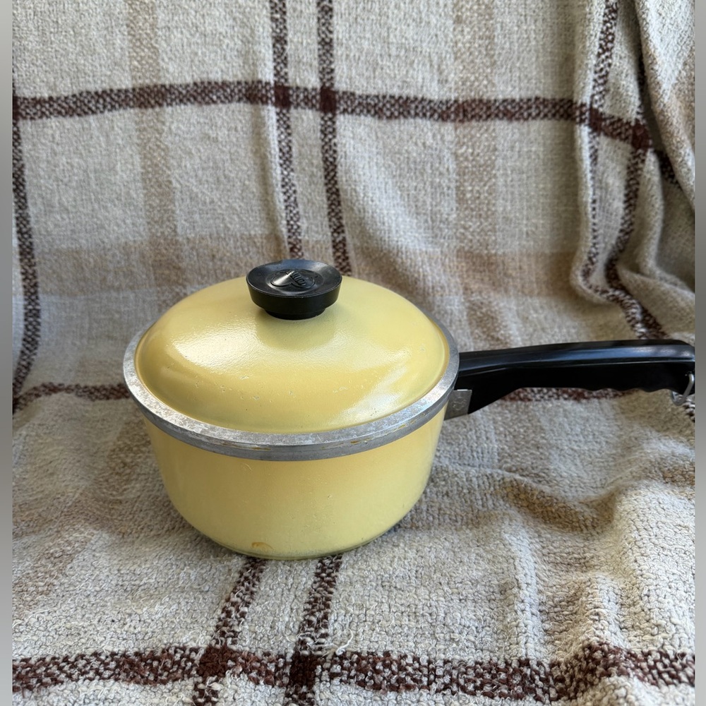 VTG MCM Club Aluminum 1-1/2 qt Sauce Pan w/ Lid Yellow Harvest Gold - Round Knob